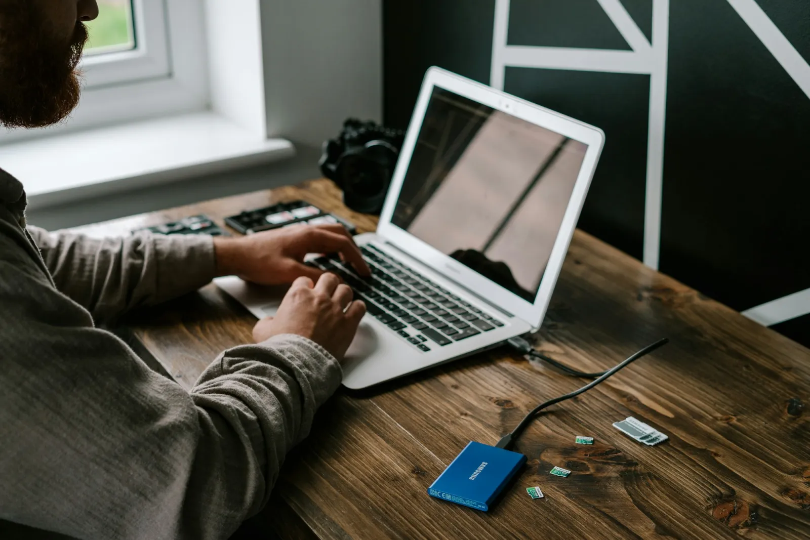 Extern hårddisk och laptop med säkerhetskopierade filer